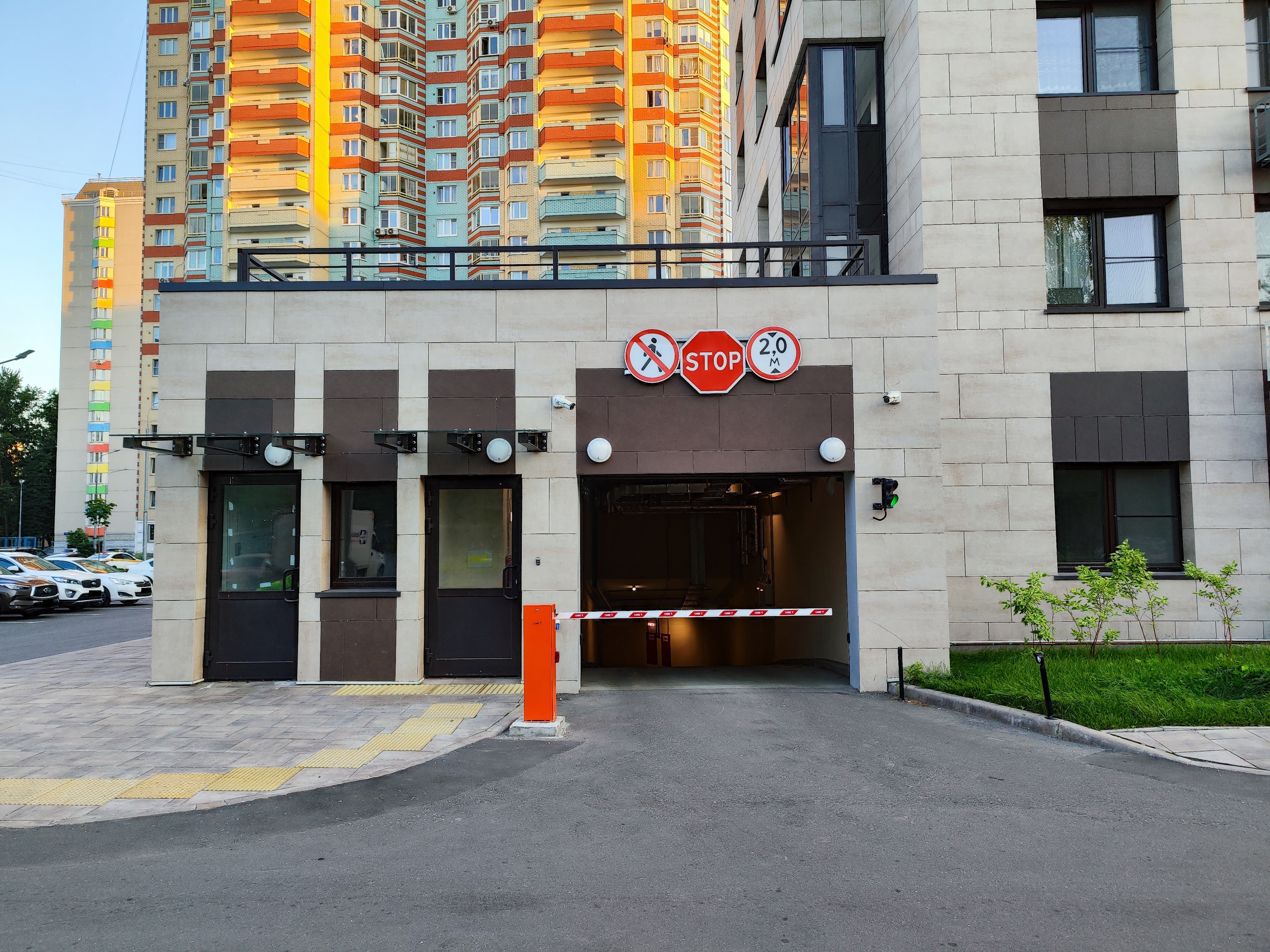 ГП16945117.Машино-место.Фасад здания с выделенными окнами реализуемого объекта.jpg