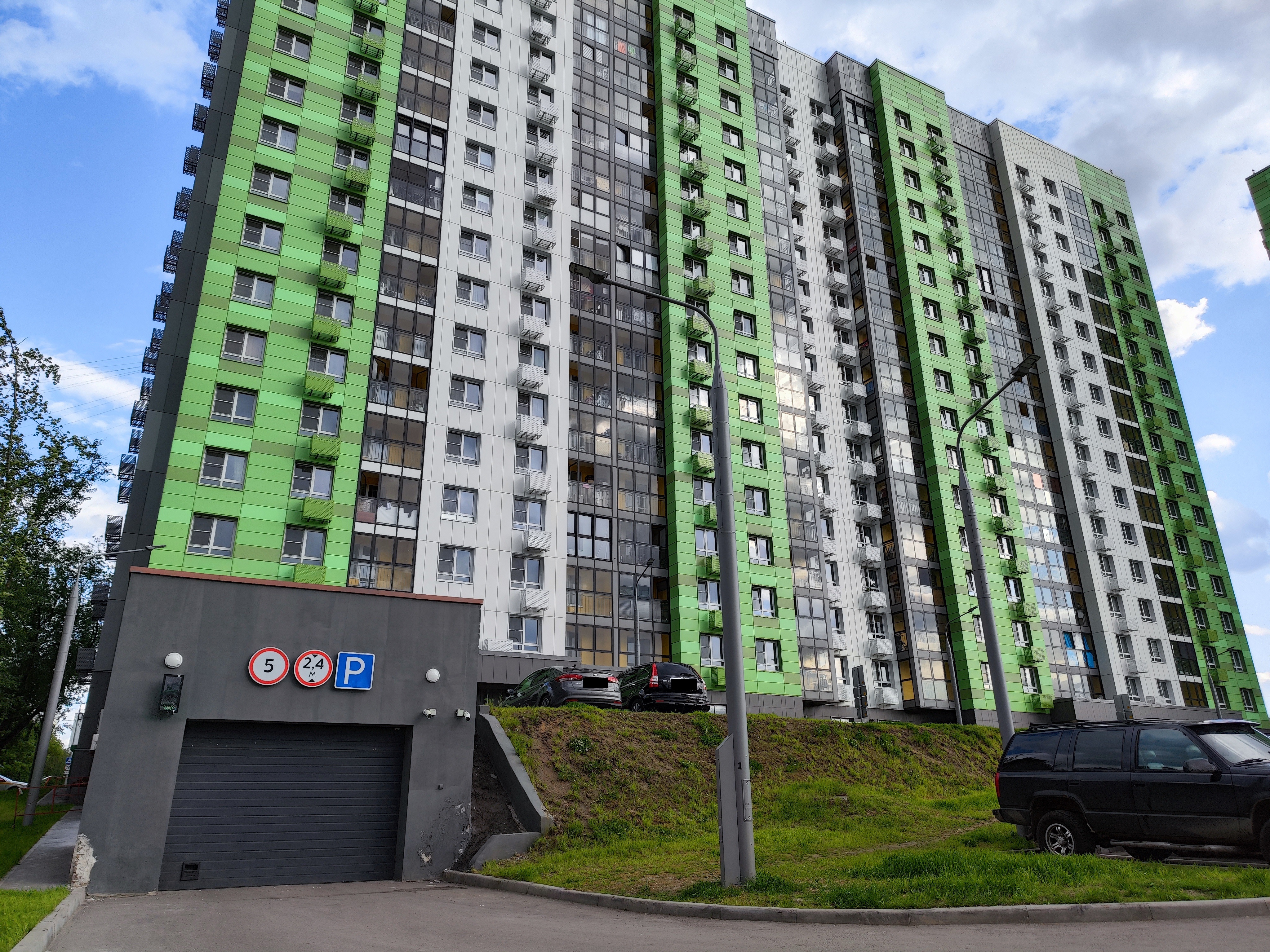 ГП16966579.Машино-место.Фасад здания с выделенными окнами реализуемого объекта.jpg