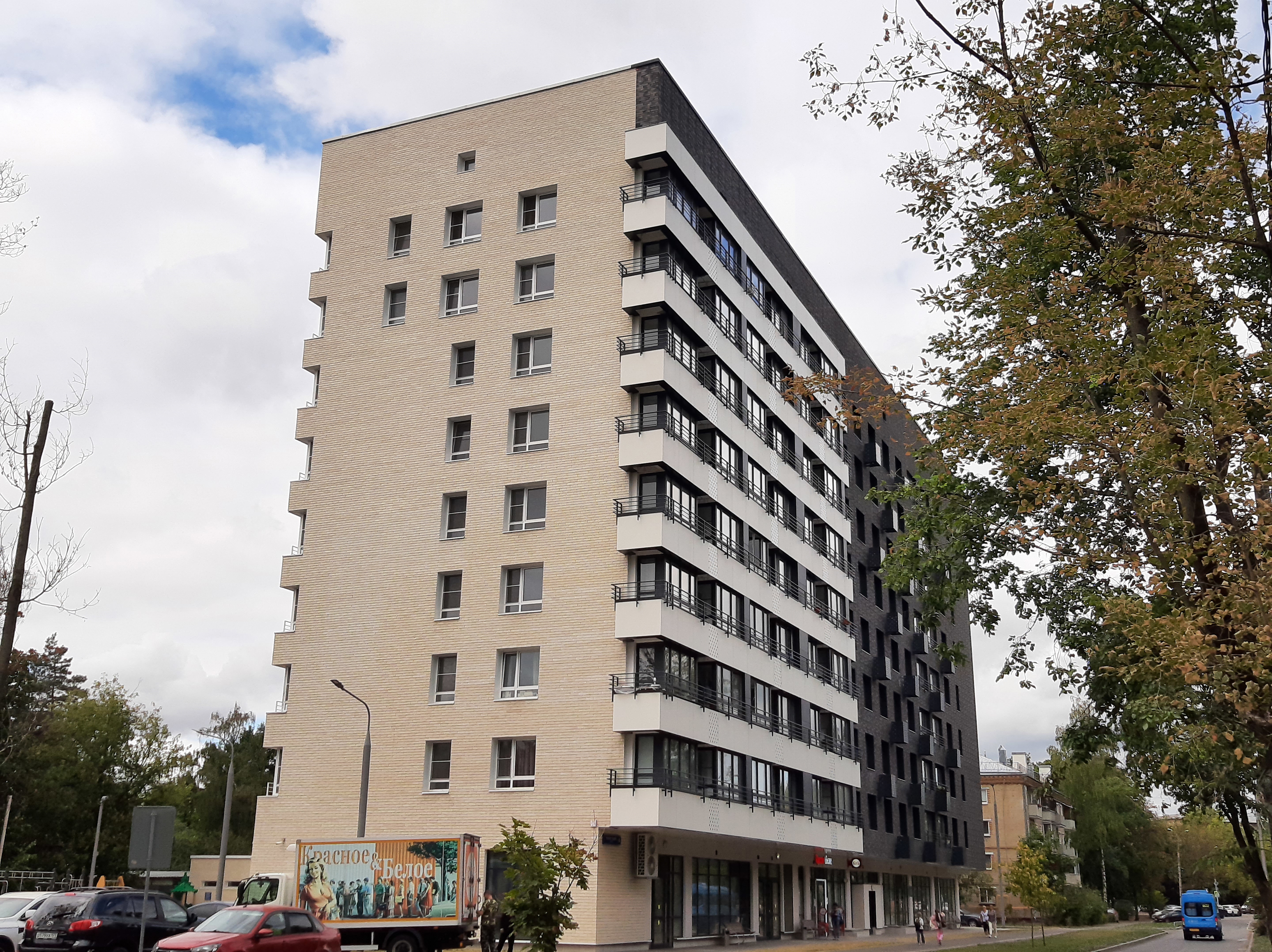 ГП16966899.Машино-место.Фасад здания с выделенными окнами реализуемого объекта.jpg