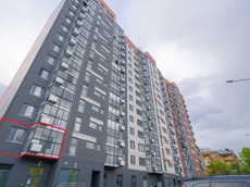 ГП16962945.Квартира.Фасад здания с выделенными окнами реализуемого объекта.jpg