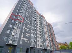 ГП16962942.Квартира.Фасад здания с выделенными окнами реализуемого объекта.jpg