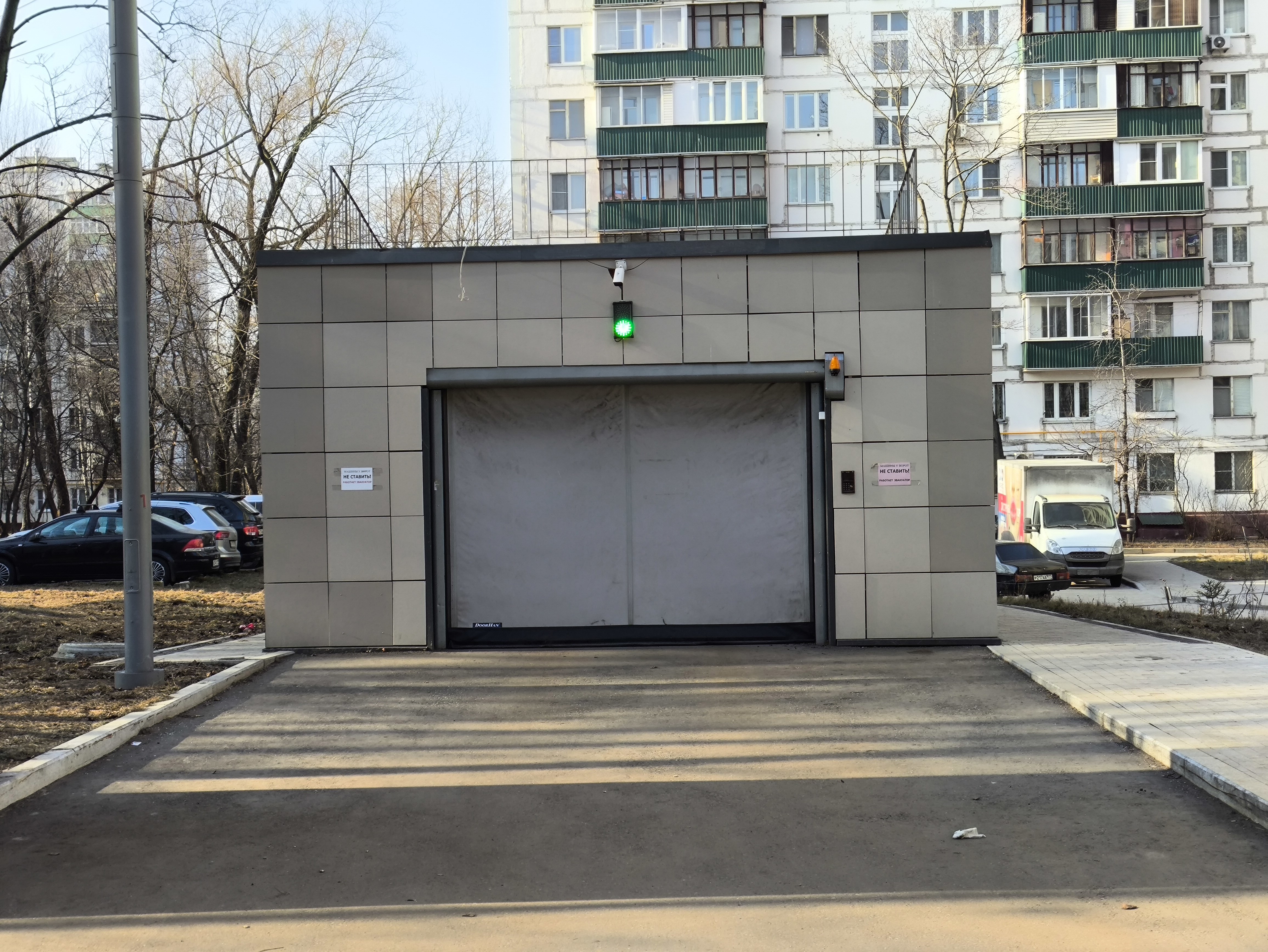 ГП16967059.Машино-место.Фасад здания с выделенными окнами реализуемого объекта.jpg