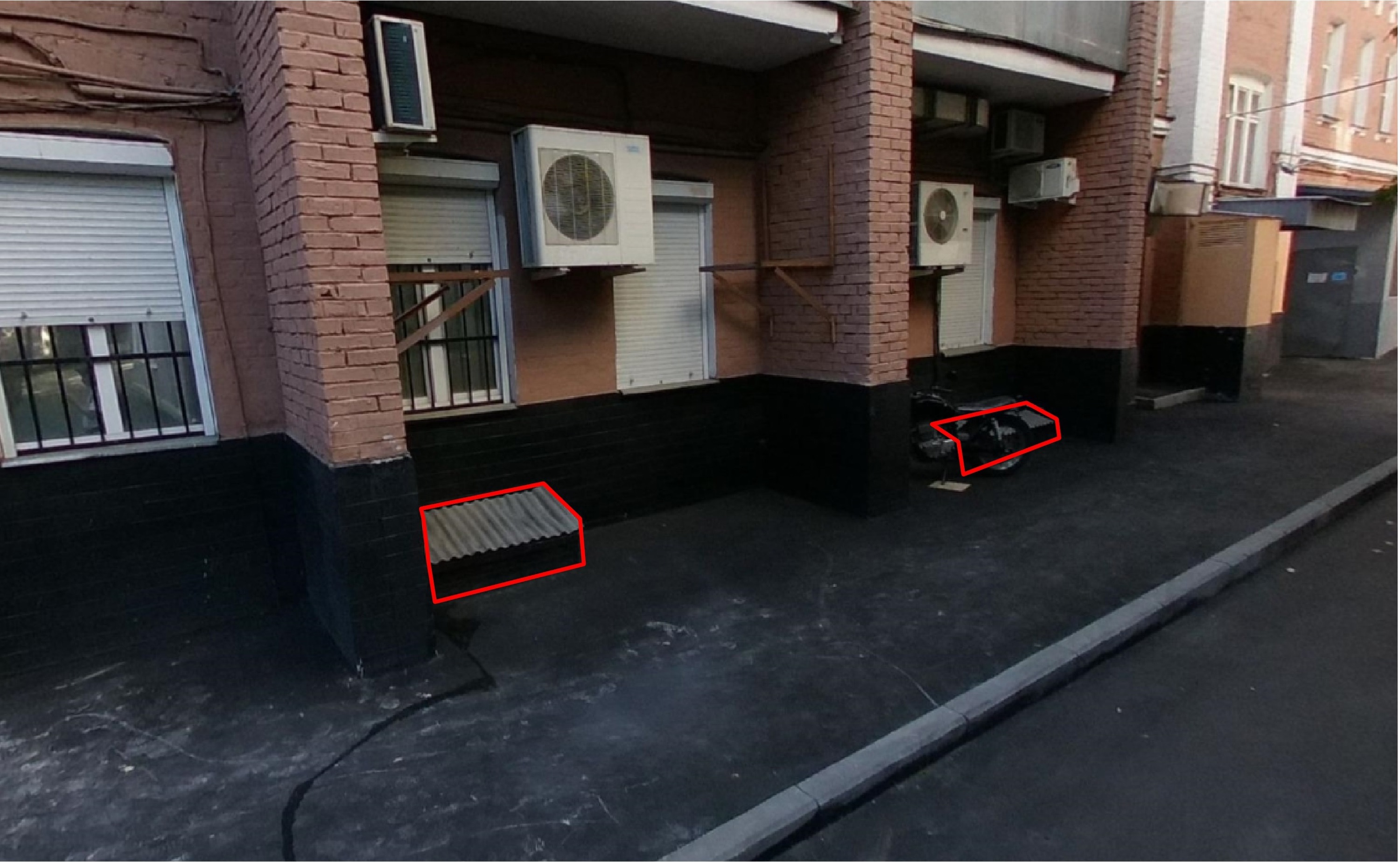 ГП16928077.Нежилое помещение.Фасад здания с выделенными окнами реализуемого объекта.jpg