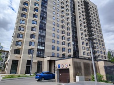 ГП16967704.Машино-место.Фасад здания с выделенными окнами реализуемого объекта.jpg