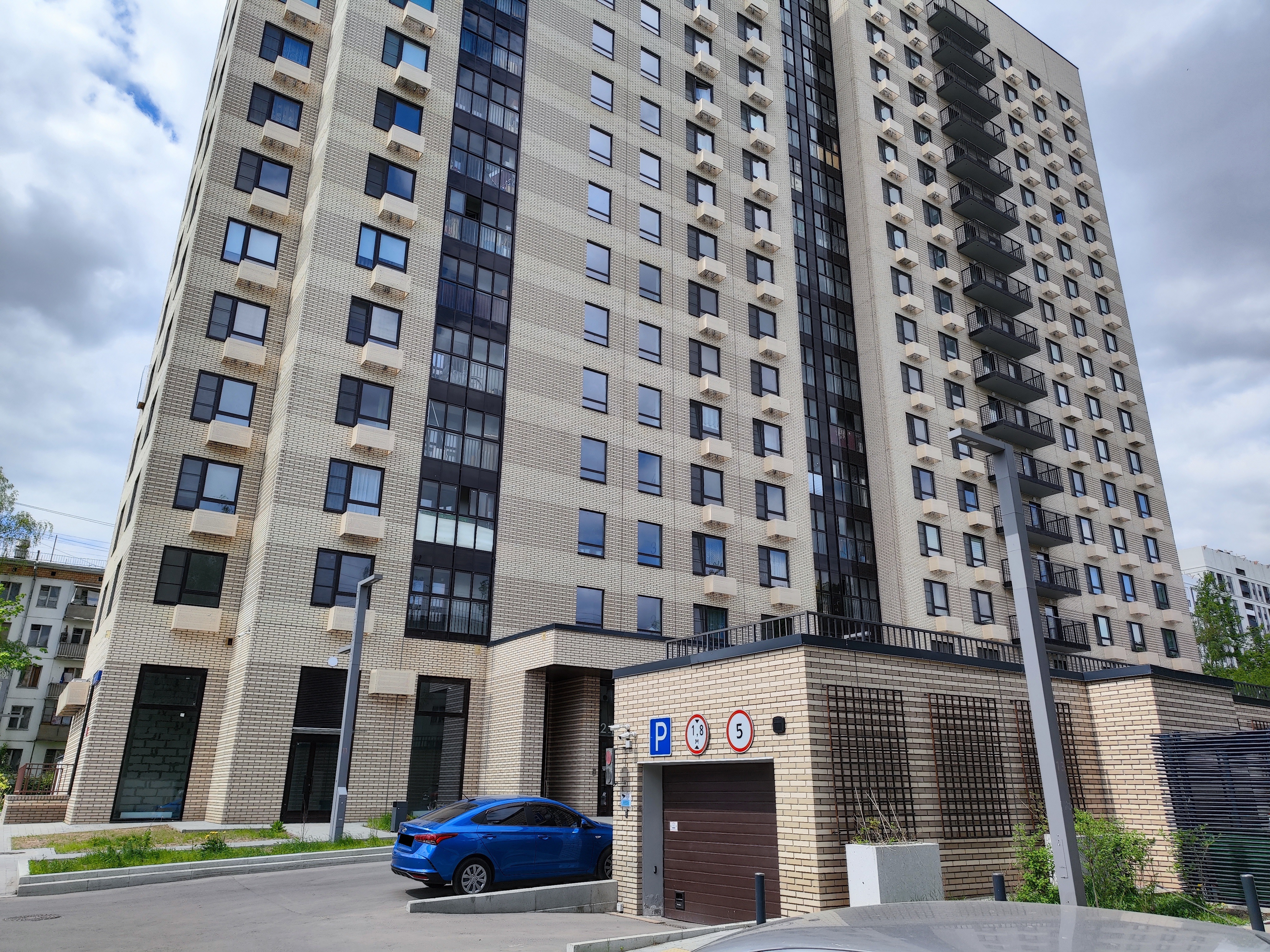 ГП16967710.Машино-место.Фасад здания с выделенными окнами реализуемого объекта.jpg