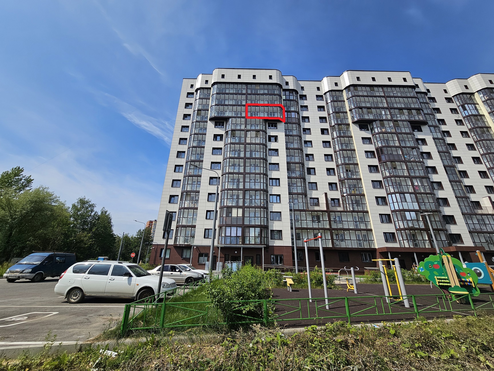 ГП16967735.Квартира.Фасад здания с выделенными окнами реализуемого объекта.jpg