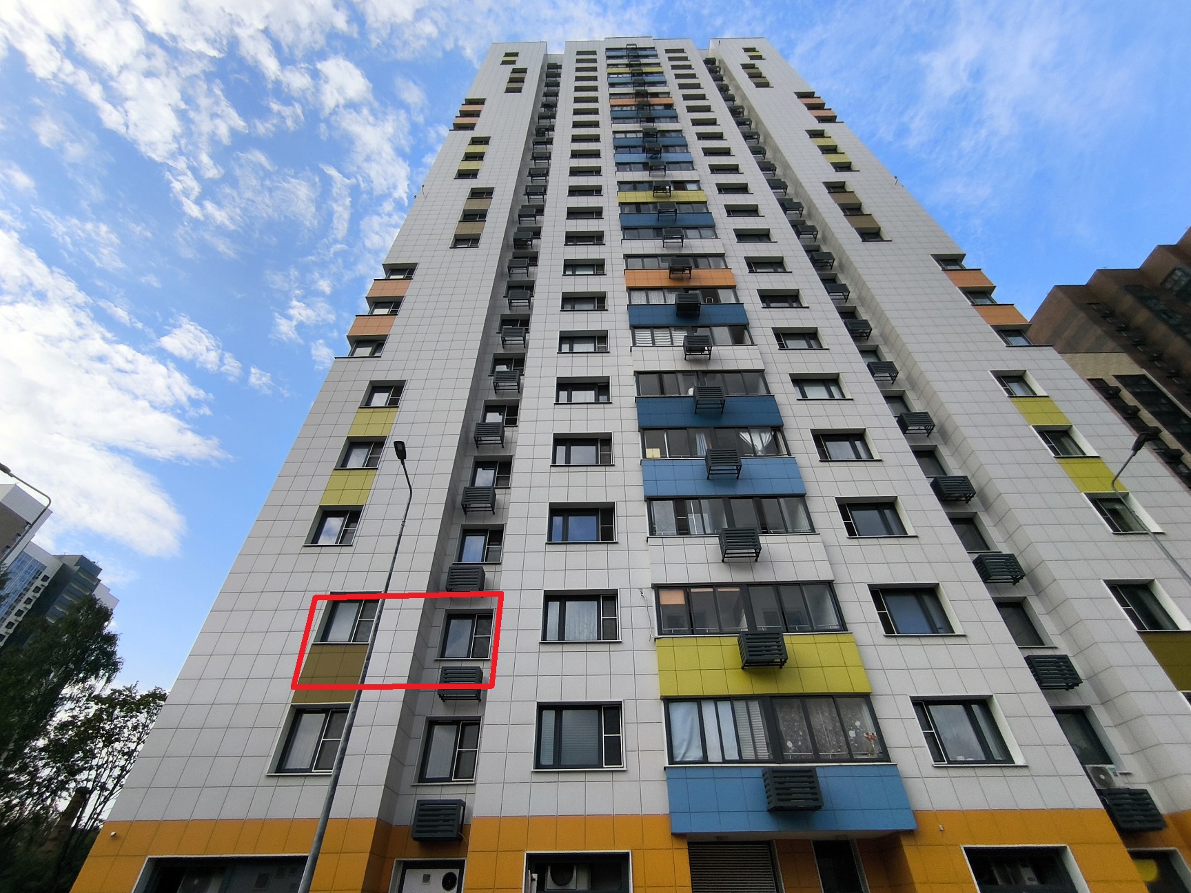 ГП16967758.Квартира.Фасад здания с выделенными окнами реализуемого объекта.jpg