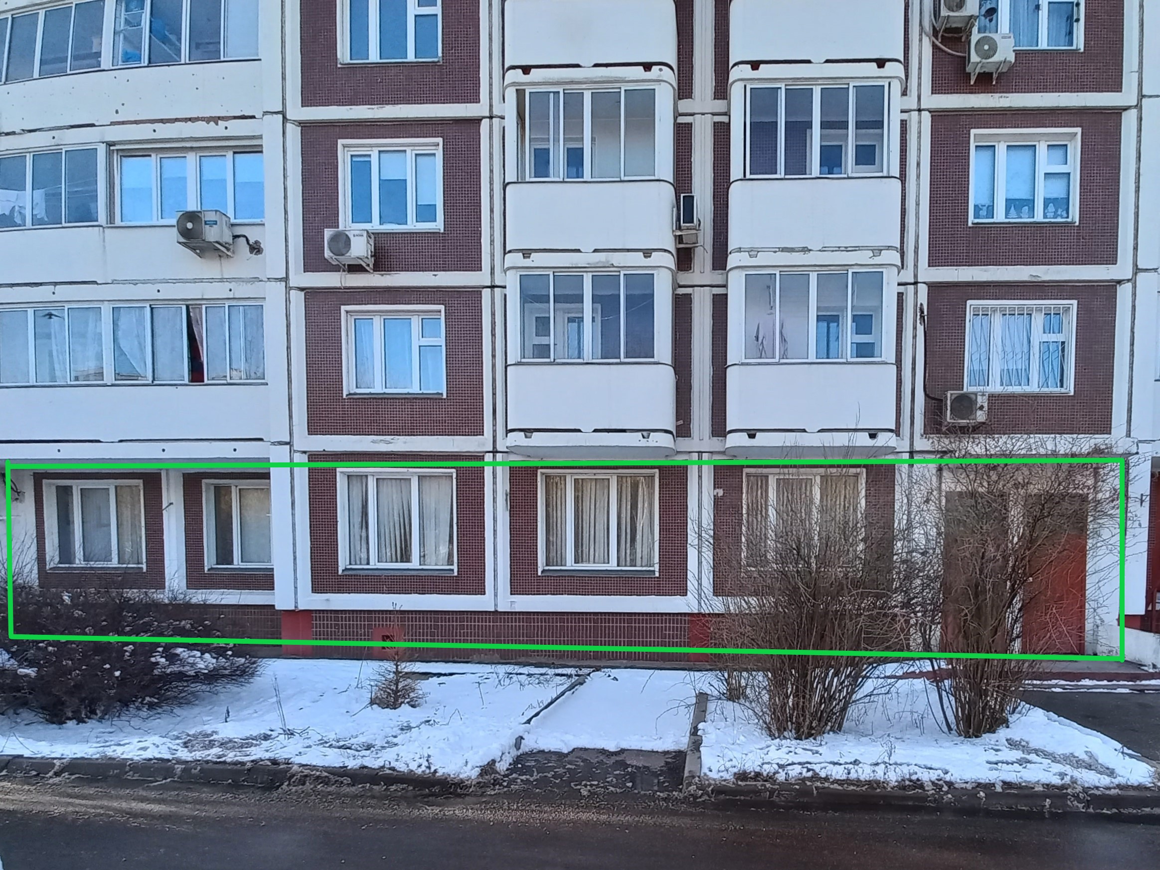 ГП16960475.Нежилое помещение.Фасад здания с выделенными окнами реализуемого объекта_2.jpg