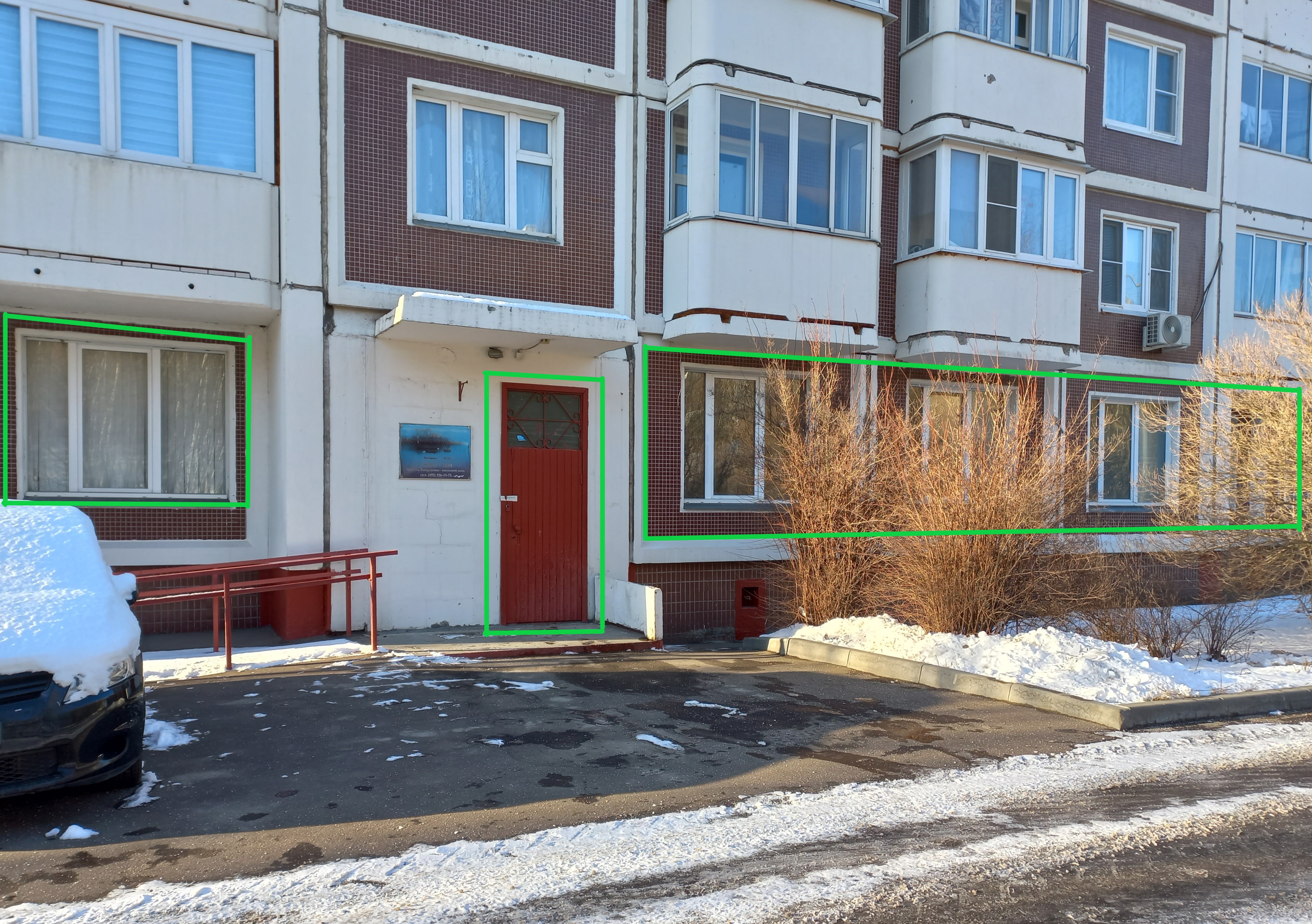 ГП16960475.Нежилое помещение.Фасад здания с выделенными окнами реализуемого объекта.jpg