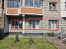 ГП16963906.Нежилое помещение.Фасад здания с выделенными окнами реализуемого объекта.jpg