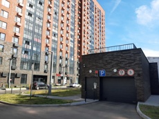 ГП16968551.Машино-место.Фасад здания с выделенными окнами реализуемого объекта.jpg