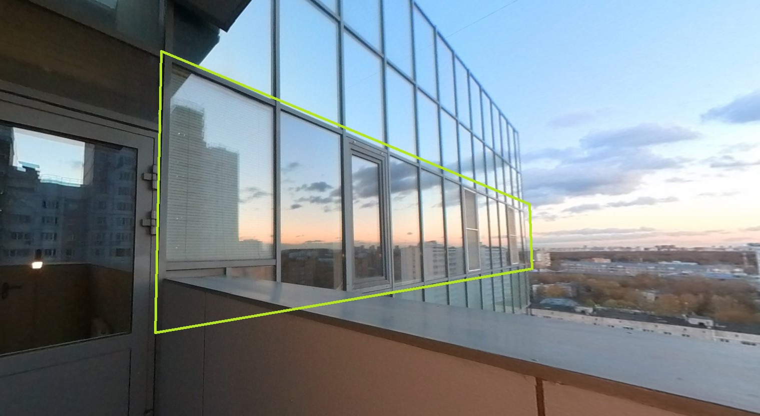 ГП16944026.Нежилое помещение.Фасад здания с выделенными окнами реализуемого объекта.jpg