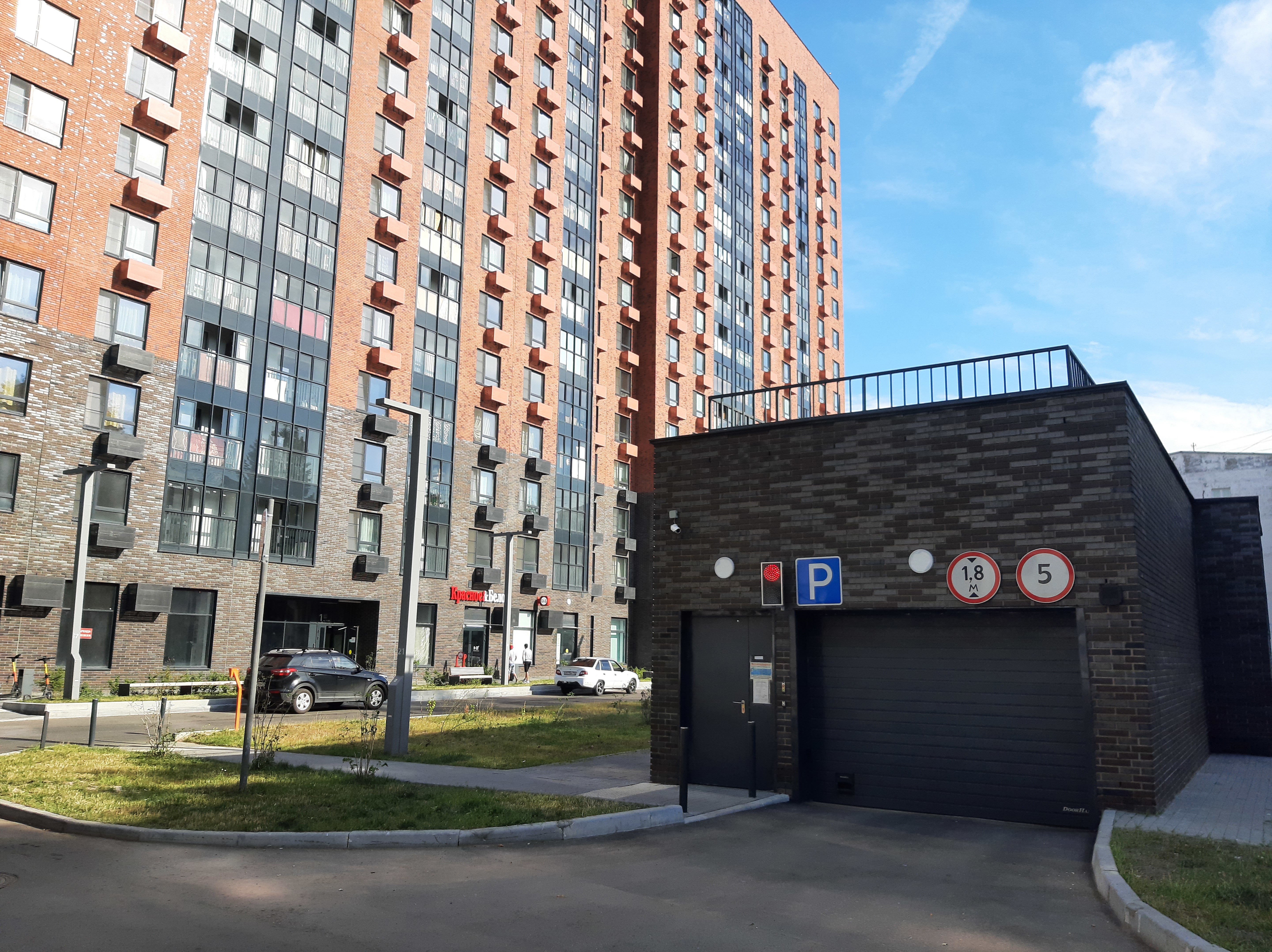 ГП16968664.Машино-место.Фасад здания с выделенными окнами реализуемого объекта.jpg