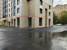 ГП16968900.Нежилое помещение.Фасад здания с выделенными окнами реализуемого объекта_2.jpg