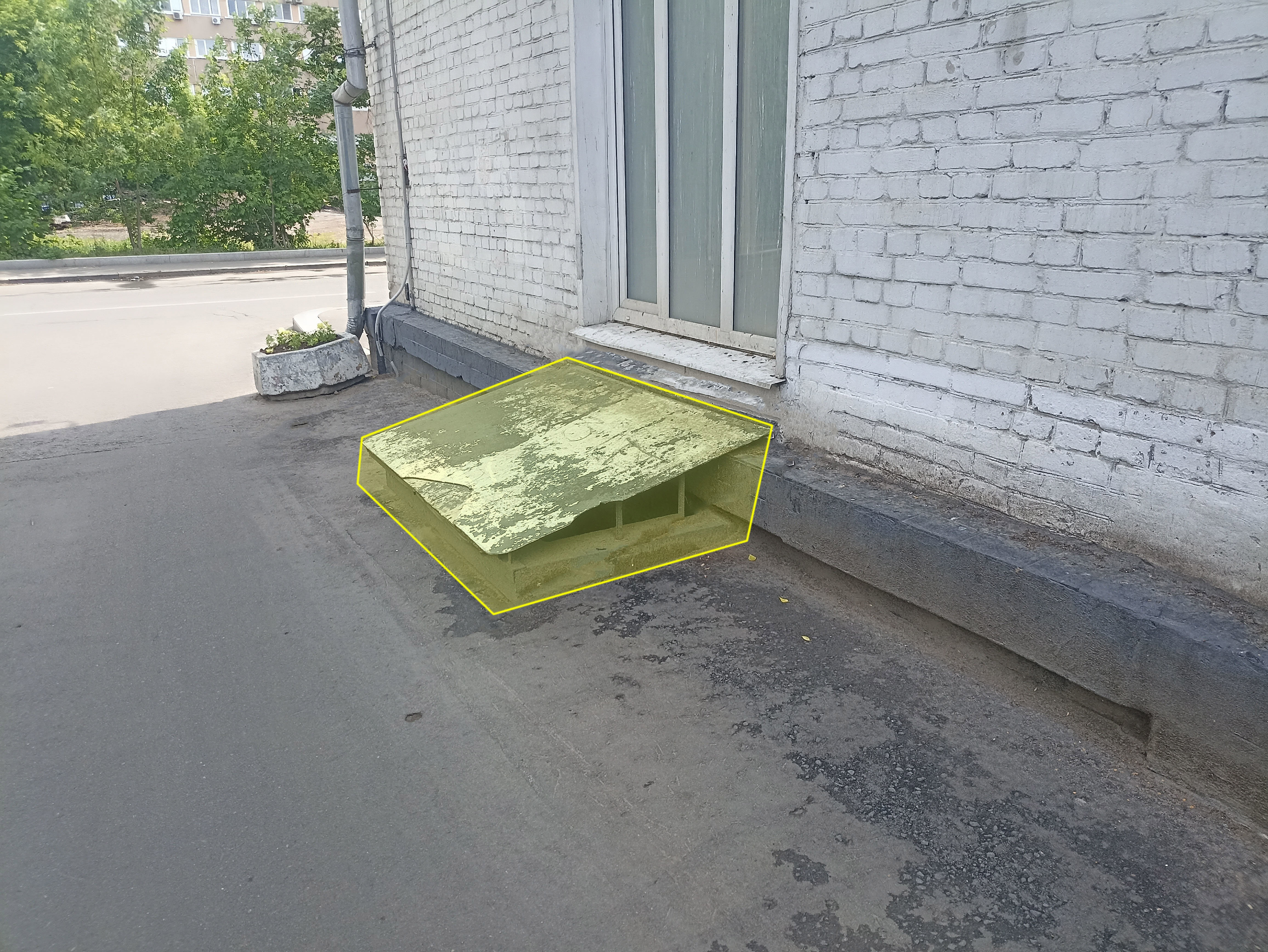 ГП16962970.Нежилое помещение.Фасад здания с выделенными окнами реализуемого объекта.jpg