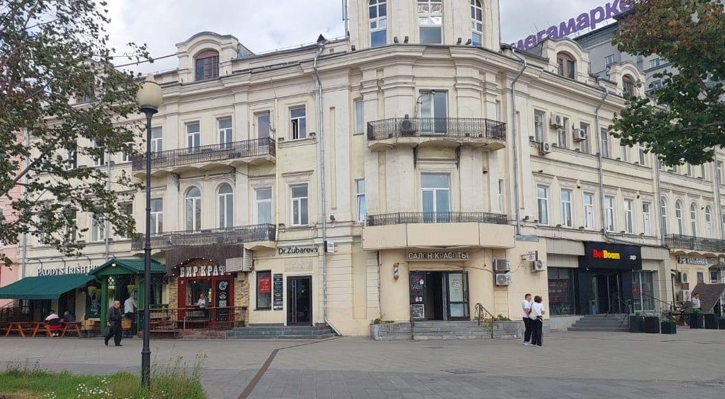 ГП16968919.Нежилое помещение.Фасад здания с выделенными окнами реализуемого объекта.jpg