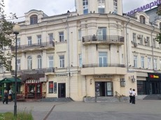 ГП16968919.Нежилое помещение.Фасад здания с выделенными окнами реализуемого объекта.jpg