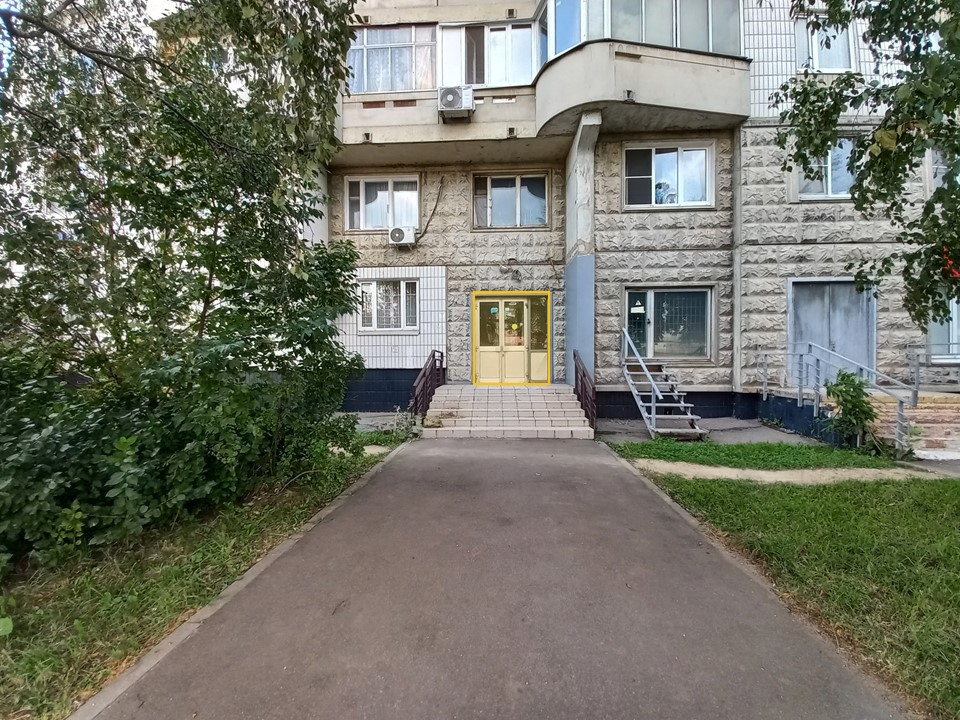 ГП16964494.Нежилое помещение.Фасад здания с выделенными окнами реализуемого объекта.jpg