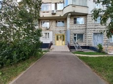 ГП16964494.Нежилое помещение.Фасад здания с выделенными окнами реализуемого объекта.jpg