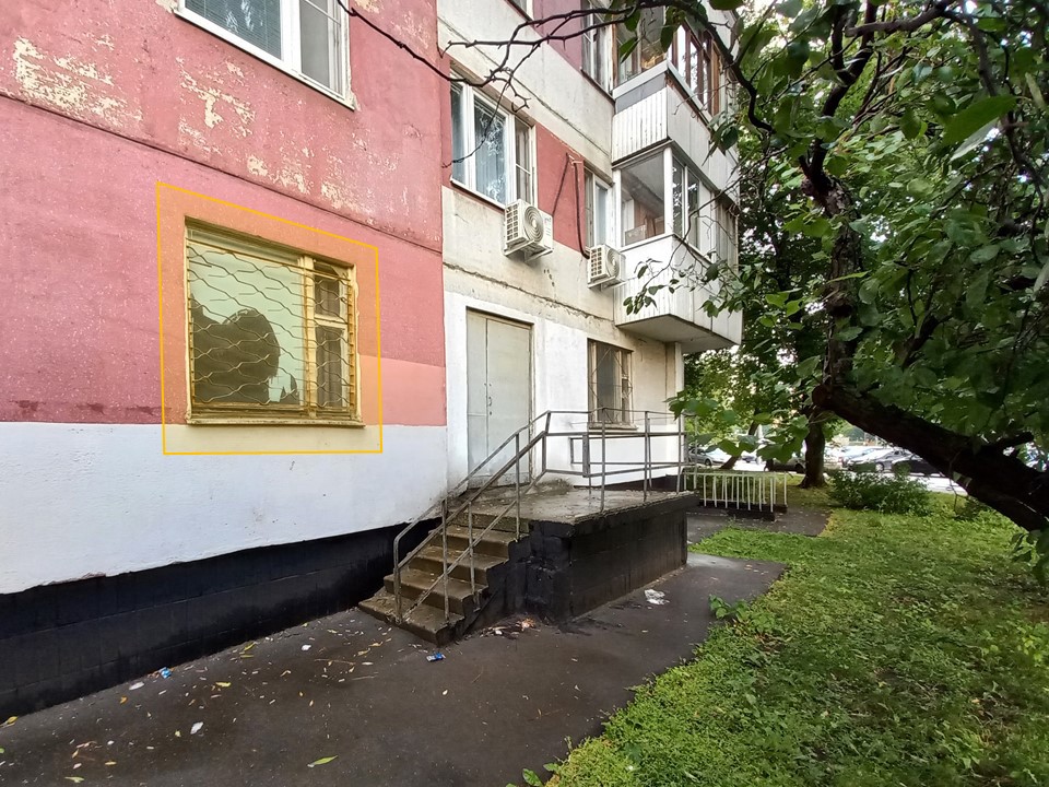 ГП16940563.Нежилое помещение.Фасад здания с выделенными окнами реализуемого объекта_2.jpg