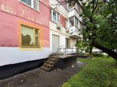 ГП16940563.Нежилое помещение.Фасад здания с выделенными окнами реализуемого объекта_2.jpg