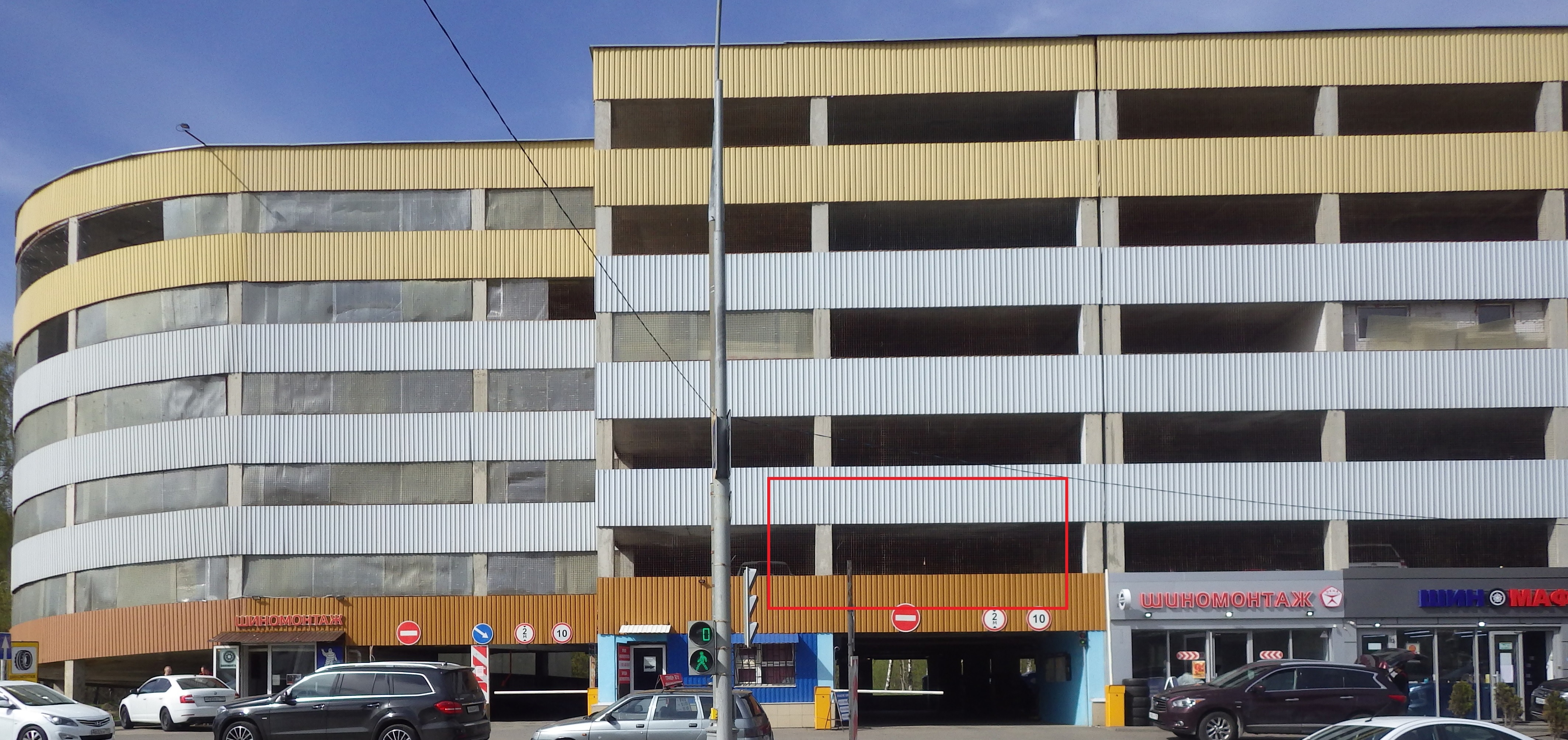 ГП16928286.Машино-место.Фасад здания с выделенными окнами реализуемого объекта.jpg