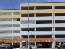 ГП16928286.Машино-место.Фасад здания с выделенными окнами реализуемого объекта.jpg