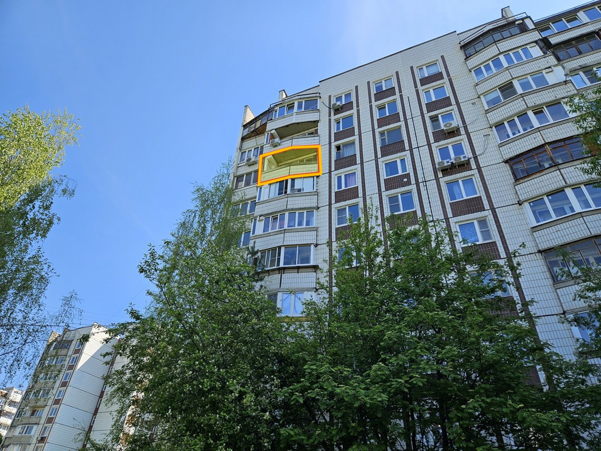 ГП16962687.Комната.Фасад здания с выделенными окнами реализуемого объекта.jpg