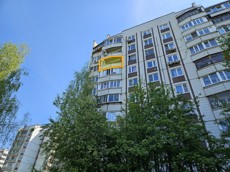 ГП16962687.Комната.Фасад здания с выделенными окнами реализуемого объекта.jpg