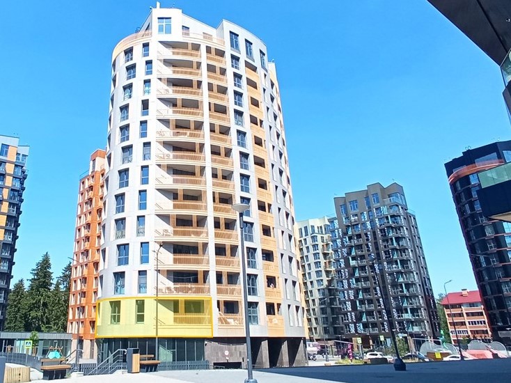 ГП16963785.Квартира.Фасад здания с выделенными окнами реализуемого объекта.jpg