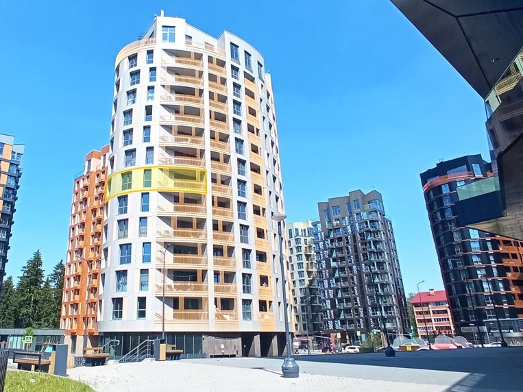 ГП16963789.Квартира.Фасад здания с выделенными окнами реализуемого объекта.jpg