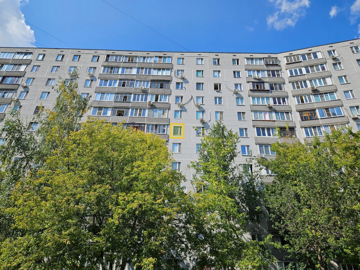 ГП16959395.Комната.Фасад здания с выделенными окнами реализуемого объекта_2.jpg