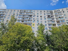 ГП16959395.Комната.Фасад здания с выделенными окнами реализуемого объекта_2.jpg