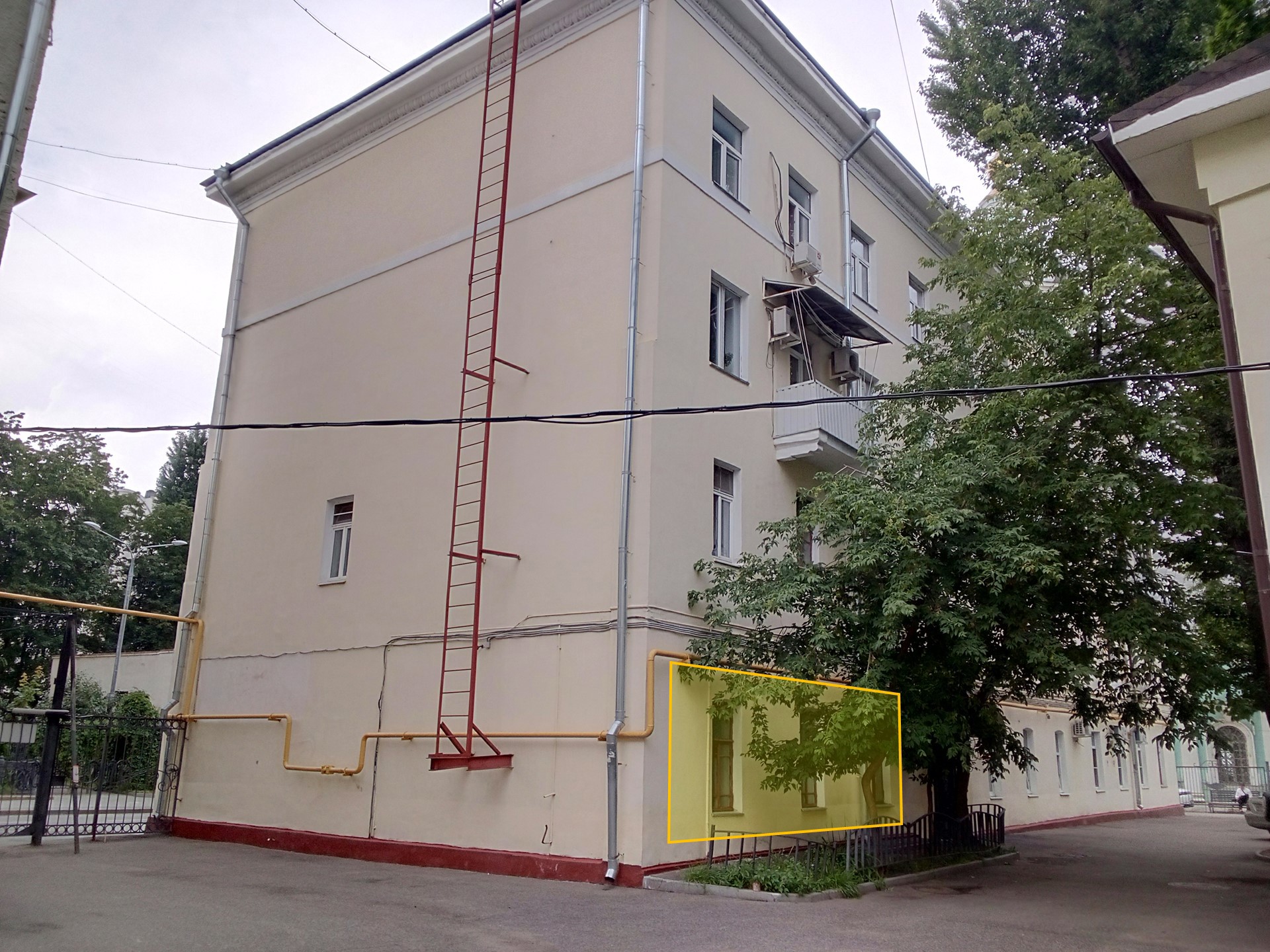 ГП16964607.Квартира.Фасад здания с выделенными окнами реализуемого объекта.jpg