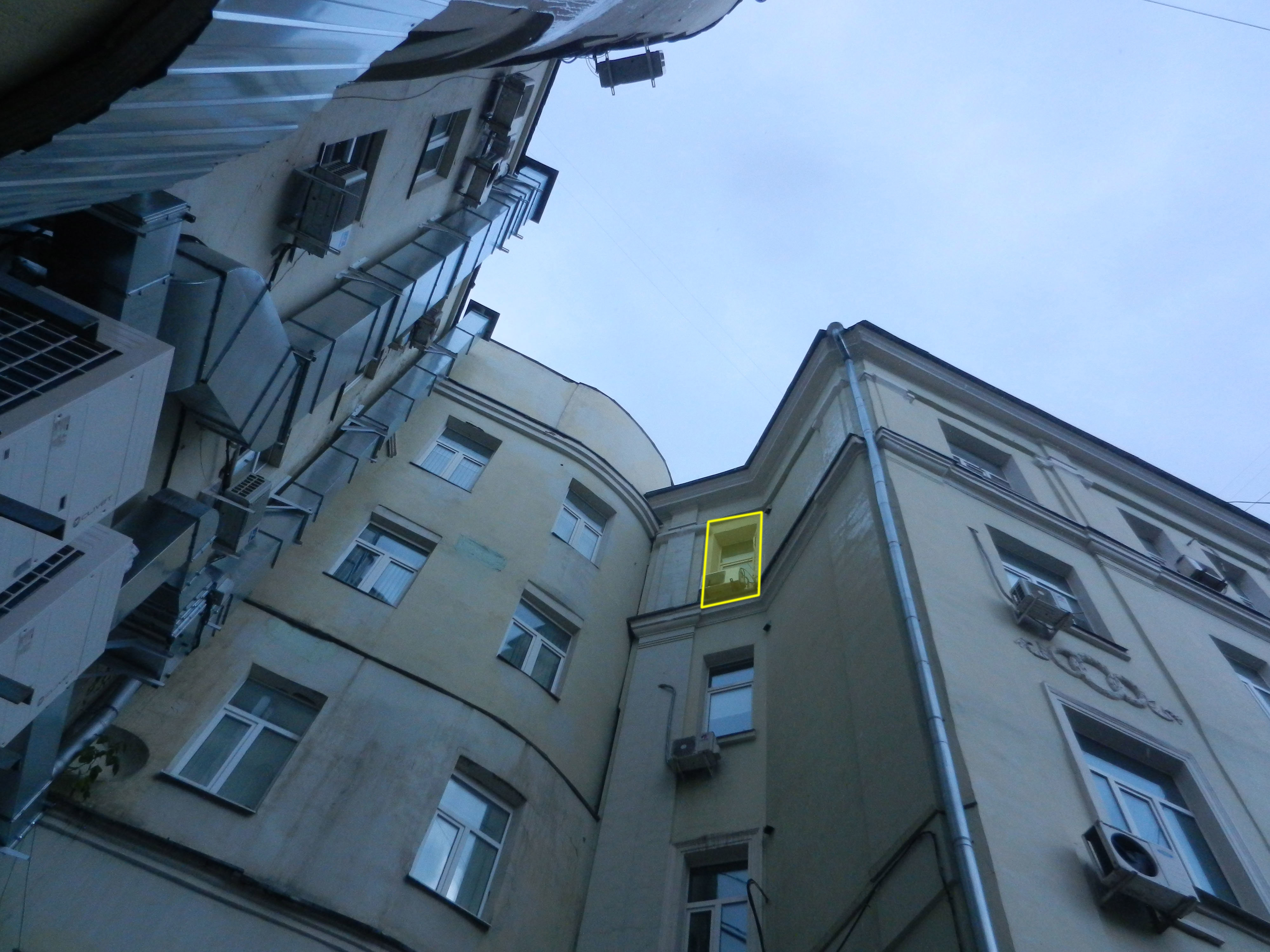 ГП16964718.Нежилое помещение.Фасад здания с выделенными окнами реализуемого объекта_2.jpg