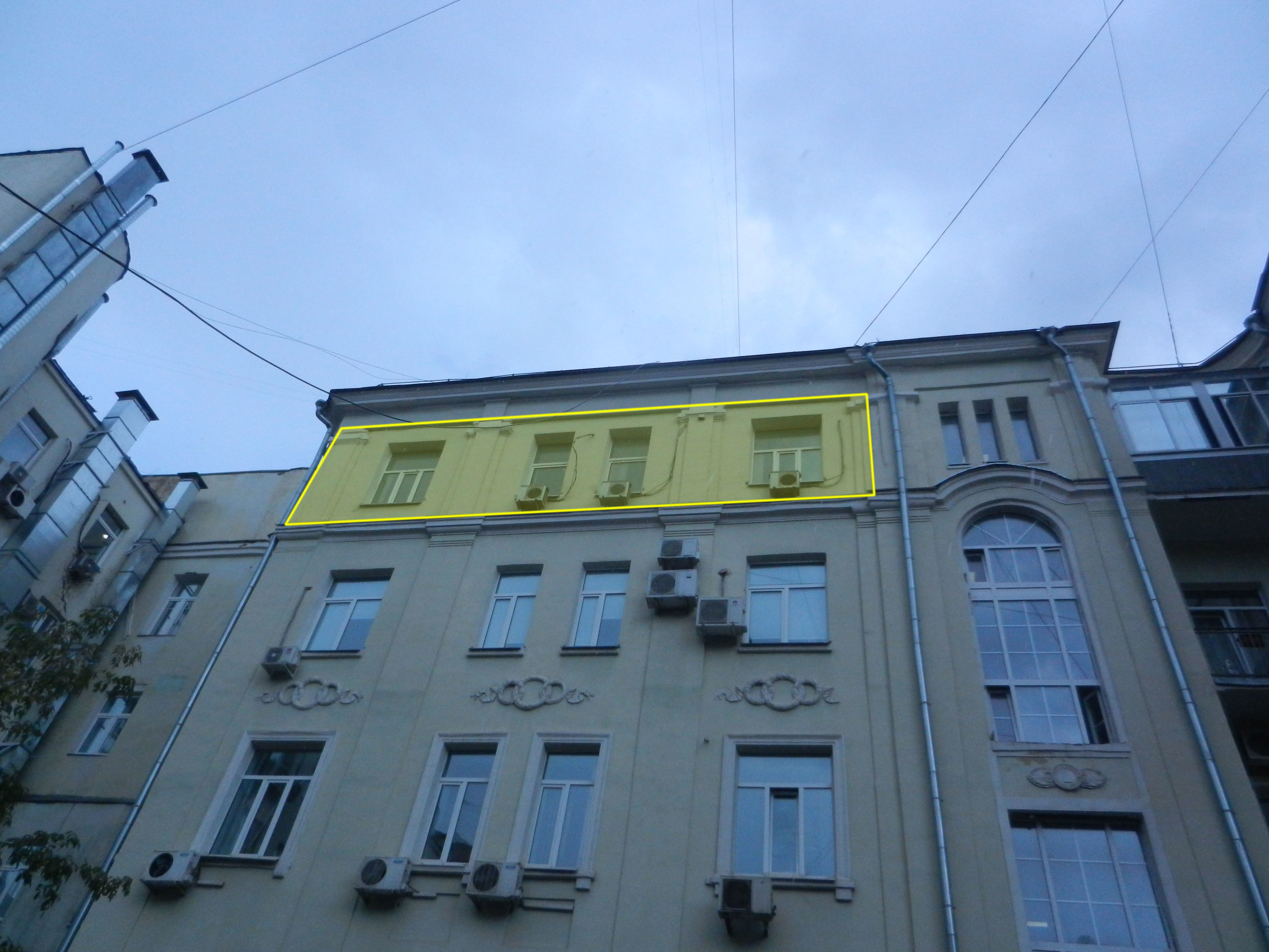 ГП16964718.Нежилое помещение.Фасад здания с выделенными окнами реализуемого объекта.jpg