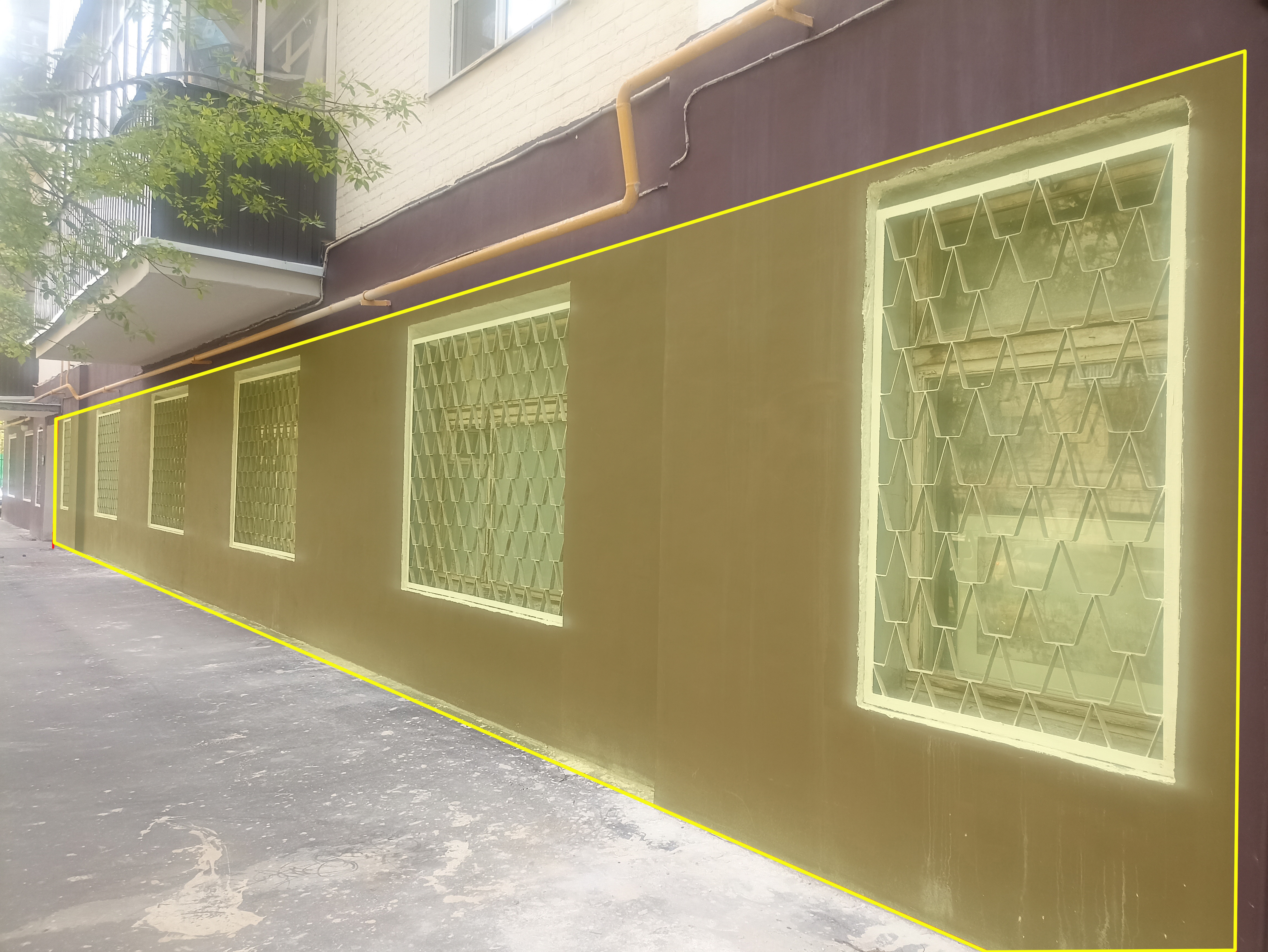 ГП16949116.Нежилое помещение.Фасад здания с выделенными окнами реализуемого объекта.jpg