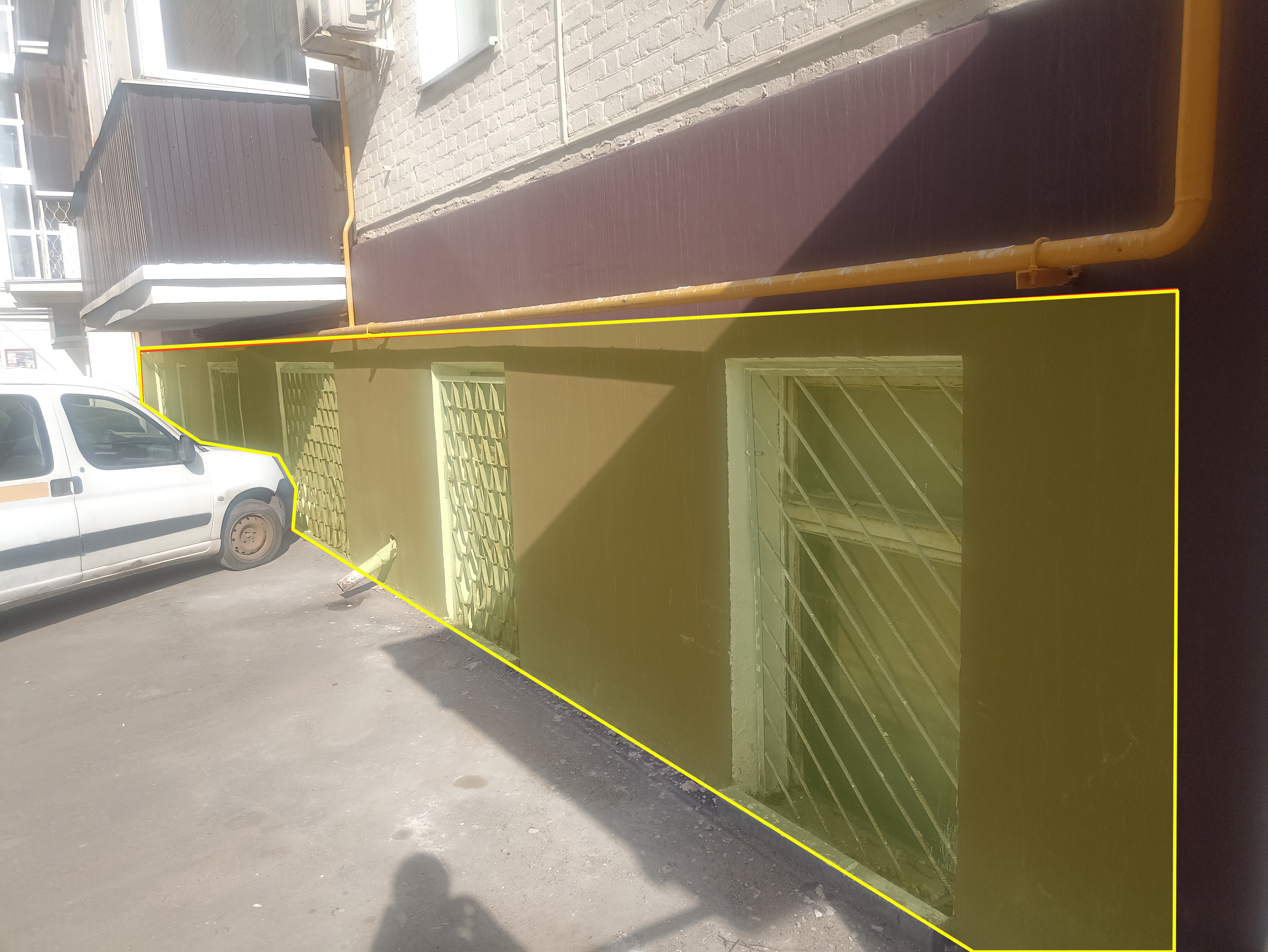 ГП16949116.Нежилое помещение.Фасад здания с выделенными окнами реализуемого объекта_2.jpg