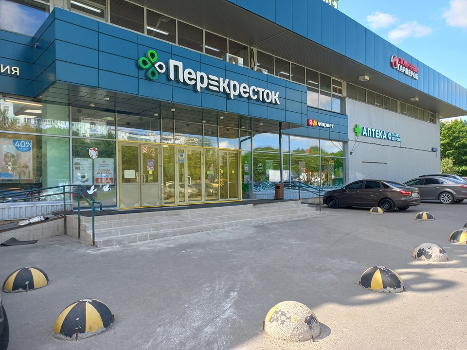 ГП16963226.Нежилое помещение.Фасад здания с выделенными окнами реализуемого объекта.jpg