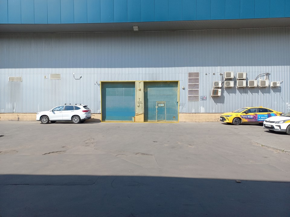 ГП16963226.Нежилое помещение.Фасад здания с выделенными окнами реализуемого объекта_2.jpg