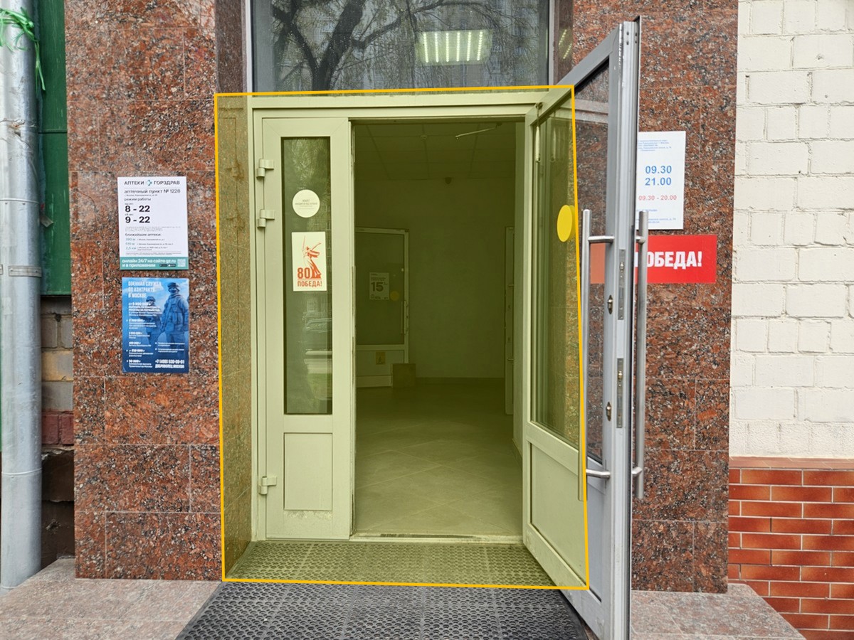 ГП16942903.Нежилое помещение.Фасад здания с выделенными окнами реализуемого объекта_3.jpg