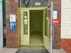 ГП16942903.Нежилое помещение.Фасад здания с выделенными окнами реализуемого объекта_3.jpg