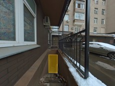 ГП16961488.Нежилое помещение.Фасад здания с выделенными окнами реализуемого объекта.jpg