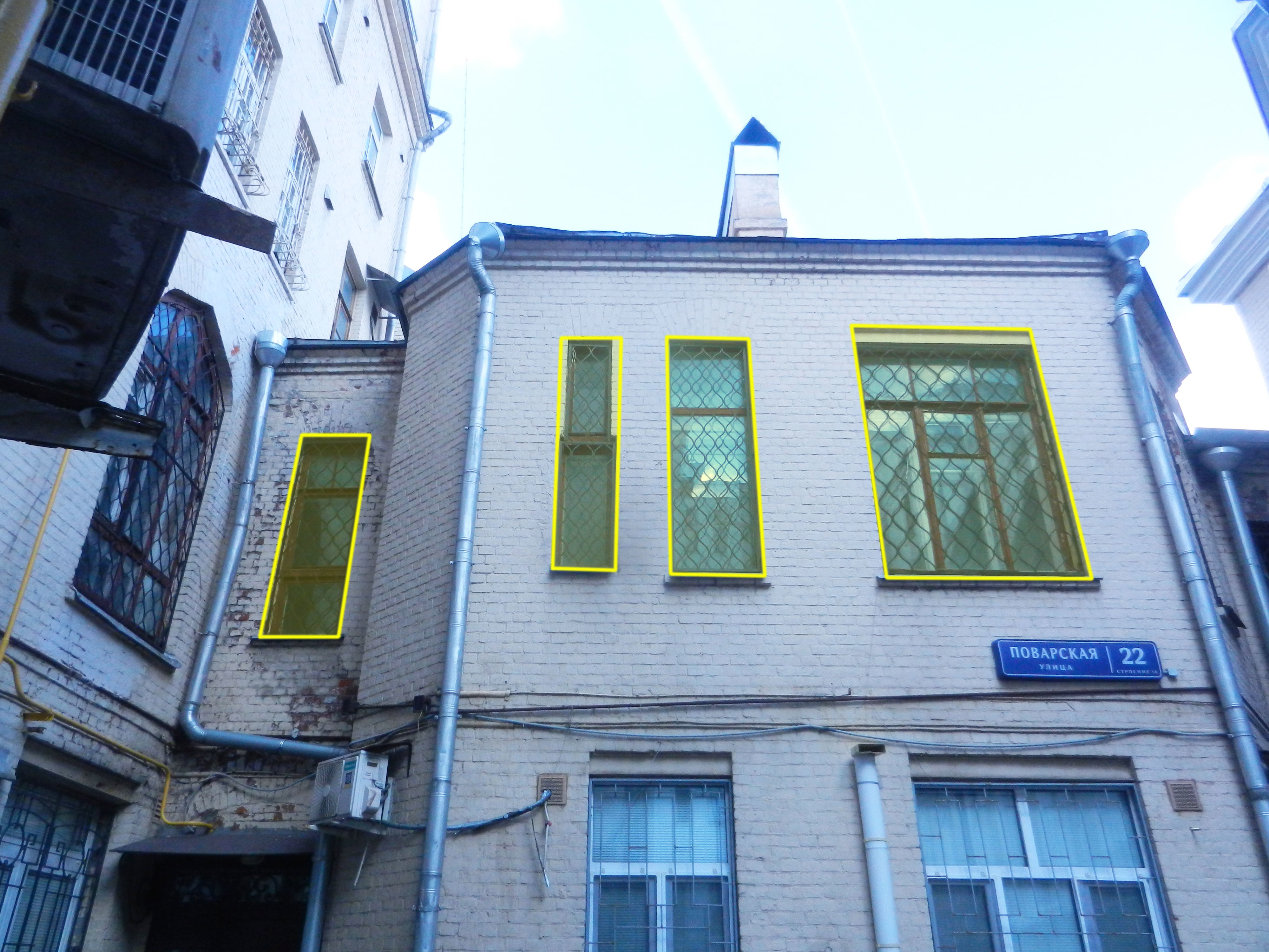 ГП16966593.Нежилое помещение.Фасад здания с выделенными окнами реализуемого объекта.jpg