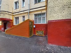 ГП16964811.Нежилое помещение.Фасад здания с выделенными окнами реализуемого объекта.jpg