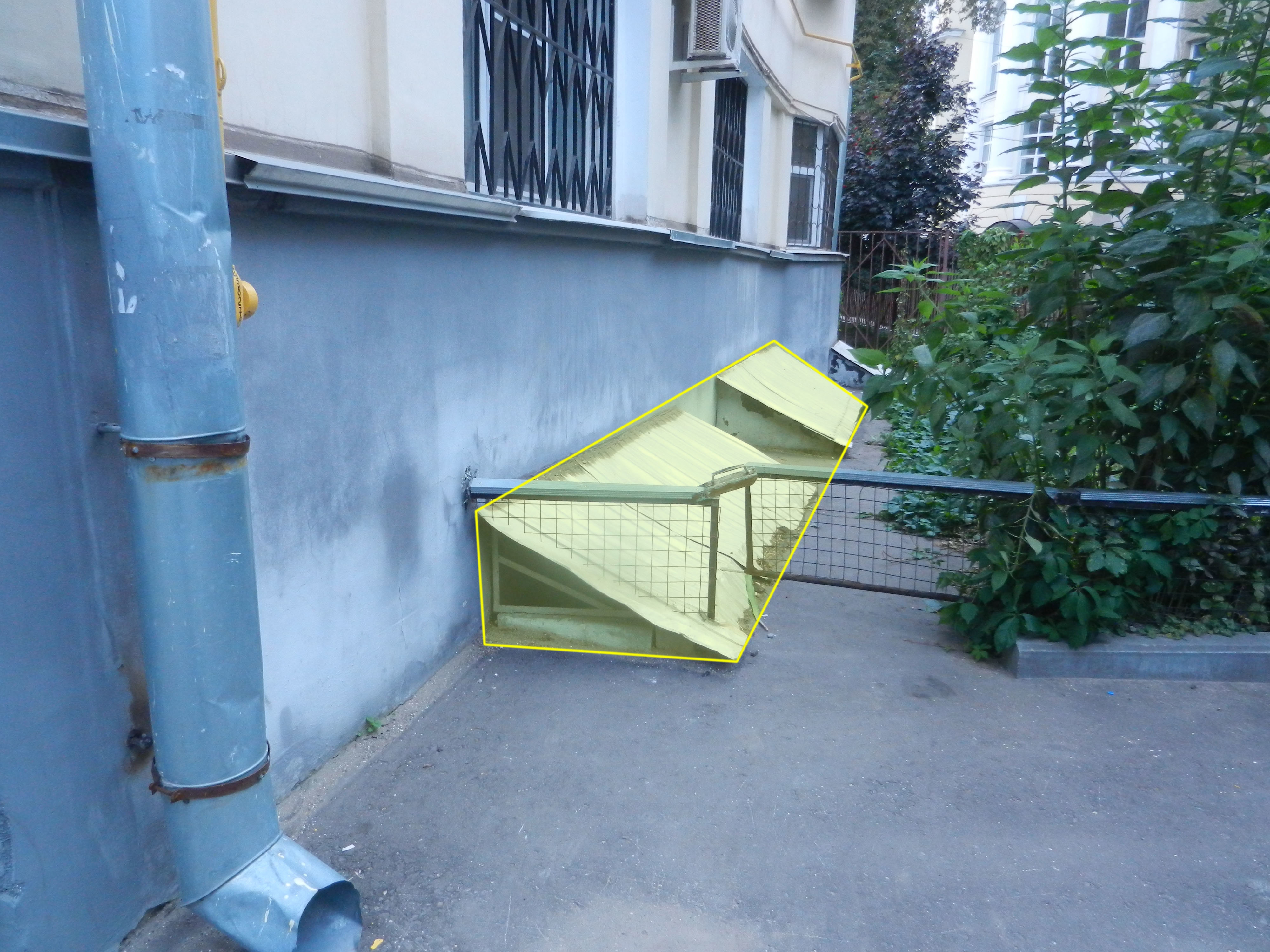 ГП16913290.Нежилое помещение.Фасад здания с выделенными окнами реализуемого объекта_2.jpg