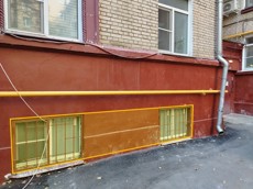 ГП16968915.Нежилое помещение.Фасад здания с выделенными окнами реализуемого объекта_2.jpg