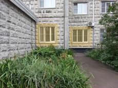 ГП16966643.Нежилое помещение.Фасад здания с выделенными окнами реализуемого объекта_4.jpg