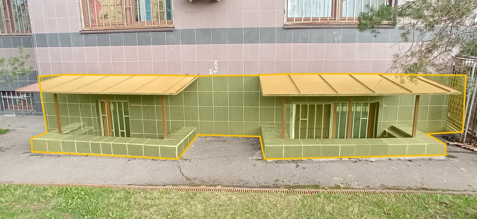 ГП16964714.Нежилое помещение.Фасад здания с выделенными окнами реализуемого объекта_2.jpg