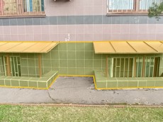 ГП16964714.Нежилое помещение.Фасад здания с выделенными окнами реализуемого объекта_2.jpg